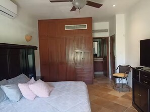 3 عدّ�ة غرف نوم ومكواة/لوح كي وواي فاي وملاءات أسرّة