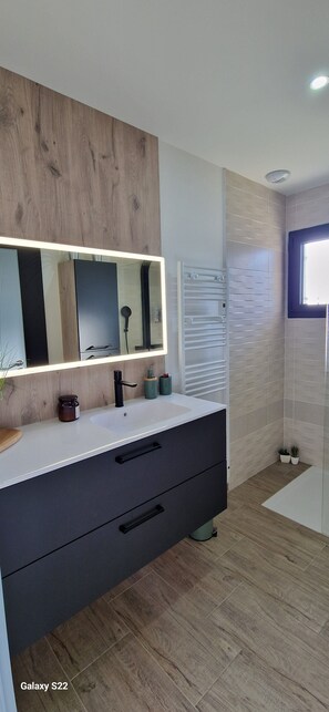 Dusche, Haartrockner, Handtücher, Seife