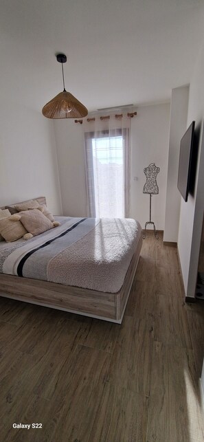 3 bedrooms, iron/ironing board, WiFi, bed sheets