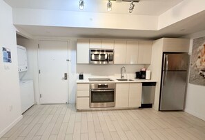 Kühlschrank, Mikrowelle, Ofen, Geschirrspüler