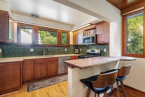 Fridge, microwave, oven, stovetop - Schambra House:Rare architecture (Midland)