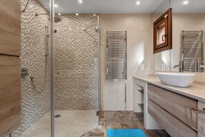 Shower, hair dryer, bidet, towels - Beach Villa Sea La Vie Marbesa! (Marbella)
