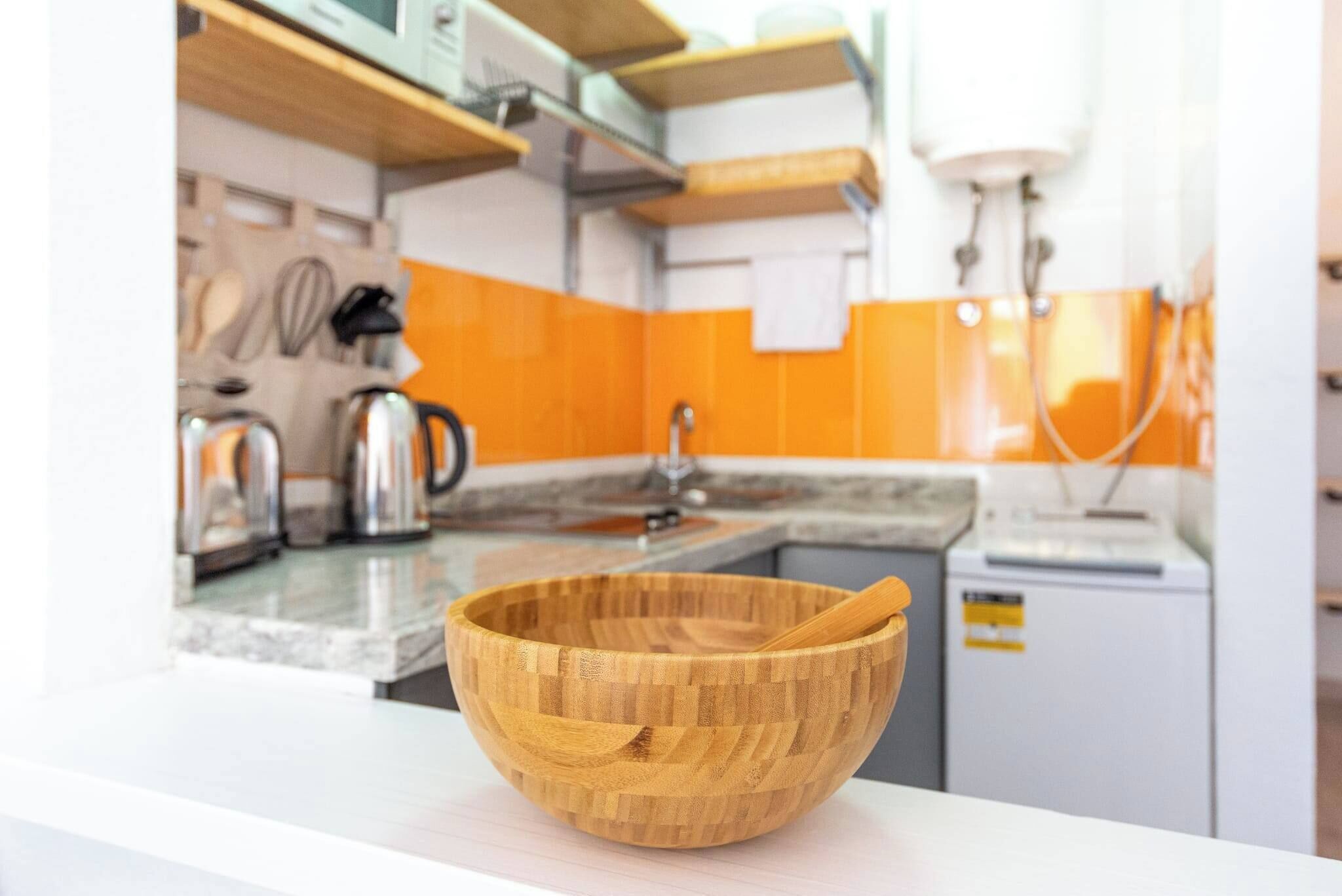 Een koelkast, een microgolfoven, een kookplaat, een waterkoker