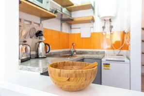 Réfrigérateur, micro-ondes, plaque de cuisson, bouilloire électrique