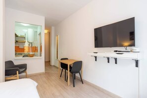 Iron/ironing board, free WiFi, bed sheets