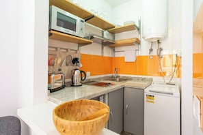 Refrigerador, microondas, placa de cocina, tetera/pava eléctrica