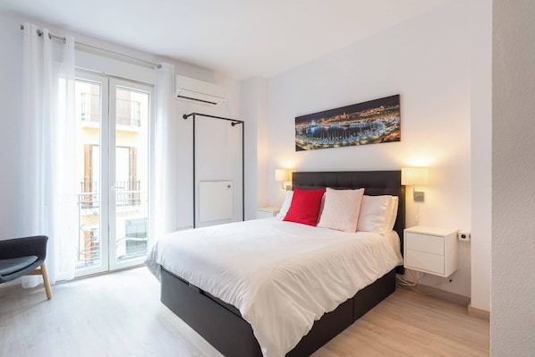 Tabla de planchar con plancha, wifi gratis y ropa de cama