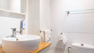 Regadera, secadora de cabello, toallas, jabón