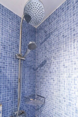 Shower, hair dryer, towels, soap - Cozy Centro Historico Studio (Málaga)