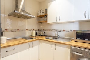Køleskab, mikrobølgeovn, kogeplade, kaffe-/temaskine