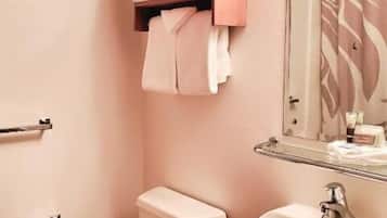 Een badkamer met toilet, wastafel en handdoekrek.
