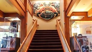 Un escalier en bois surmonté d’une œuvre d’art de style traditionnel.
