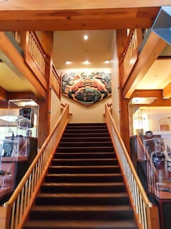 Escaleras. Cape Fox Lodge