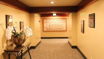 Un pasillo con un letrero que dice 'George Inlet Fisherman's Coop Central Building'.