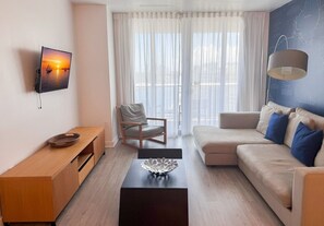 TV - Excellent 2 Bedroom Apt w/Beautiful View (Hallandale Beach)