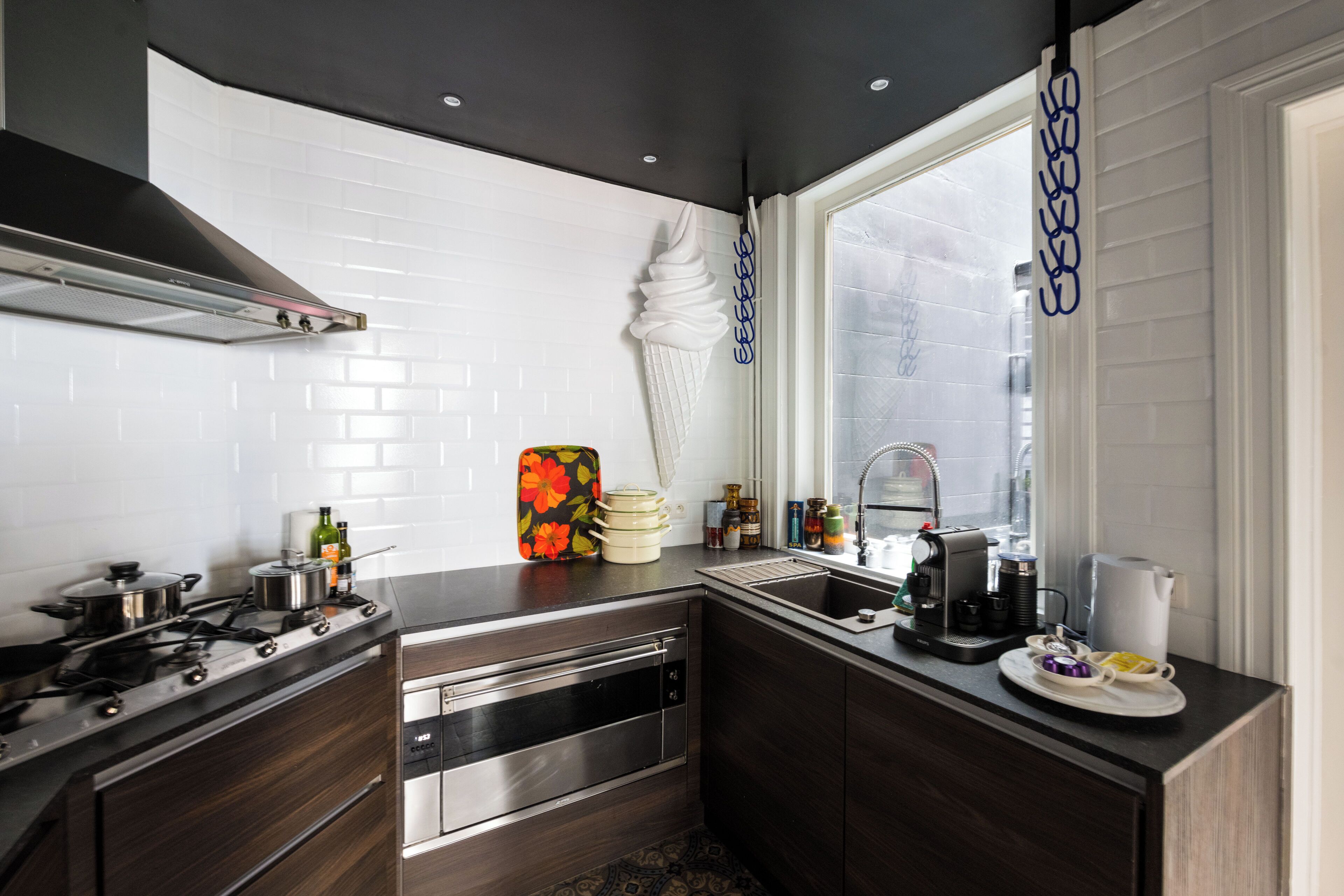 Een magnetron, een oven, een kookplaat, een vaatwasser