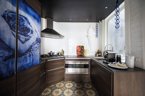 The Art Collector's House 2BR with peaceful patio.