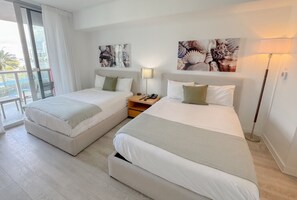 2 habitaciones, escritorio y tabla de planchar con plancha