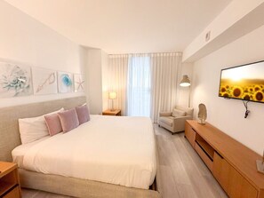 2 Schlafzimmer, Schreibtisch, Bügeleisen/Bügelbrett, Reisekinderbett