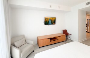 2 bedrooms, desk, iron/ironing board, travel cot