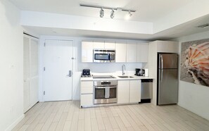 Réfrigérateur, four à micro-ondes, un four, lave-vaisselle