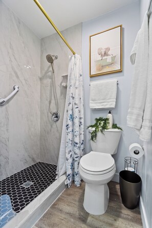 Dusche, Haartrockner, Handtücher, Seife