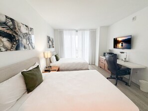 2 Schlafzimmer, Schreibtisch, Bügeleisen/Bügelbrett, Reisekinderbett
