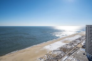On the beach - Oceanfront 2 Bed/2 Bath, Sleeps 8, Pools (Ocean City)