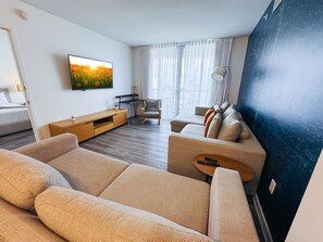 TV - Excellent Two Bedroom Apartment w/Great View (Hallandale Beach)