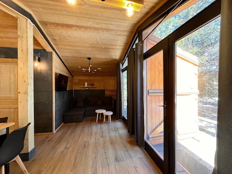 Smart TV. Chalet L'épicéa neuf en forêt •4 to 6 Pers.-5min walk from the slopes and shops