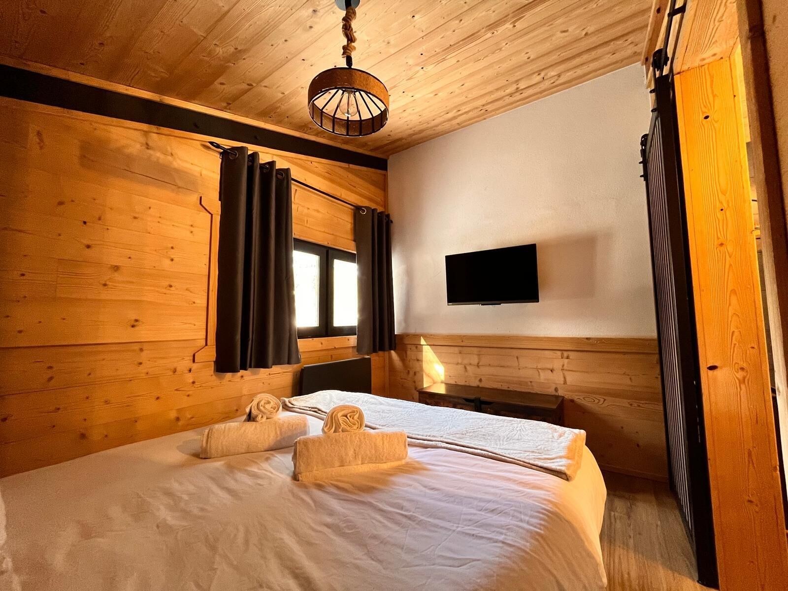 2 chambres, bureau, fer et planche à repasser, lit parapluie