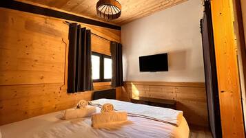 2 quartos, escrivaninha, ferros/tåbuas de passar roupa, berço de viagem