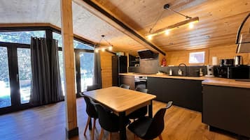 Geladeira, micro-ondas, fogĂŁo, cooktop