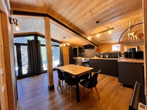Fridge, microwave, oven, stovetop - Chalet L'épicéa sous les pins•4 to 6 Pers.-5min walk to slopes & shops (Bolquère)