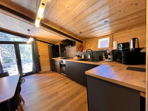 Fridge, microwave, oven, stovetop - Chalet L'épicéa sous les pins•4 to 6 Pers.-5min walk to slopes & shops (Bolquère)