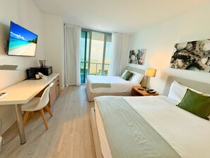2 habitaciones, escritorio y tabla de planchar con plancha