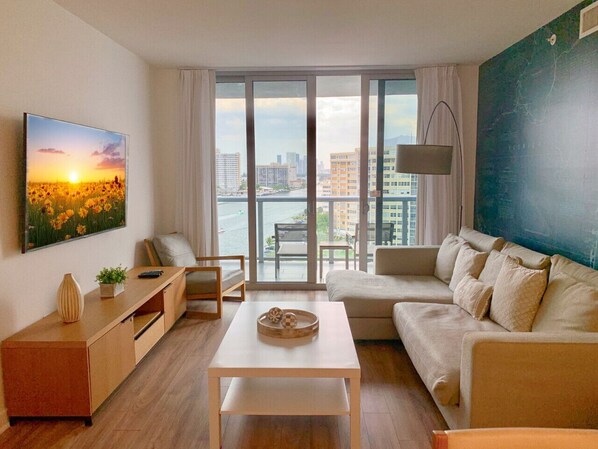 TV - Great 2BR Apartment @ Beachwalk Resort! (Hallandale Beach)