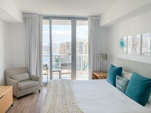 2 habitaciones, escritorio y tabla de planchar con plancha