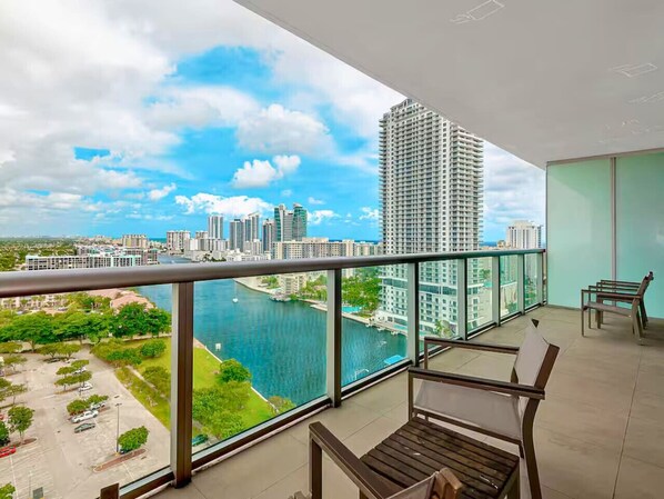 Property grounds - Luxury 2BR Beach Escape (Hallandale Beach)