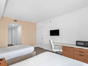 2 Schlafzimmer, Schreibtisch, Bügeleisen/Bügelbrett, Reisekinderbett