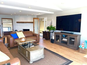 Smart TV, chimenea y libros 