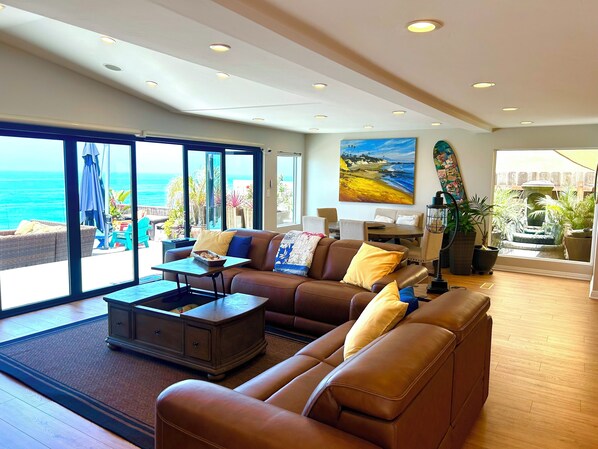 Smart TV, chimenea y libros 