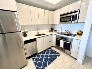 Réfrigérateur, micro-ondes, four, plaque de cuisson