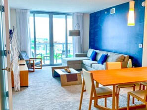 TV - Canal View 2 Bedroom Apartment Near the Beach (Hallandale Beach)