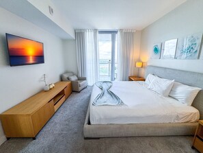 2 habitaciones, escritorio y tabla de planchar con plancha 