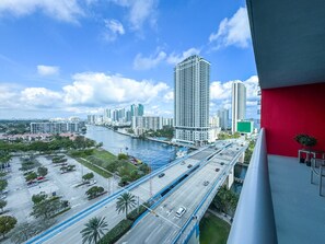 المنطقة المحيطة بالمنشأة