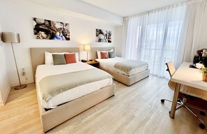 2 chambres, bureau, fer et planche à repasser, lit de bébé portatif