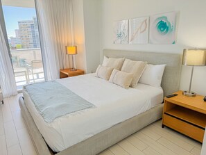 2 habitaciones, escritorio y tabla de planchar con plancha