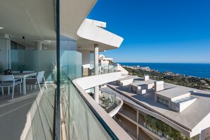 Outdoor dining - Apartment 'Stupa Hills - Spectacular Sea Views' with Sea View, Wi-Fi and Air Conditioning (Benalmadena)