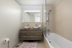 Shower, hair dryer, towels - Apartment 'Stupa Hills - Spectacular Sea Views' with Sea View, Wi-Fi and Air Conditioning (Benalmadena)